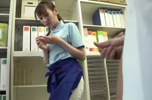 Cô bạn gái tới tuổi dậy được anh trai hướng dẫn thủ dâm