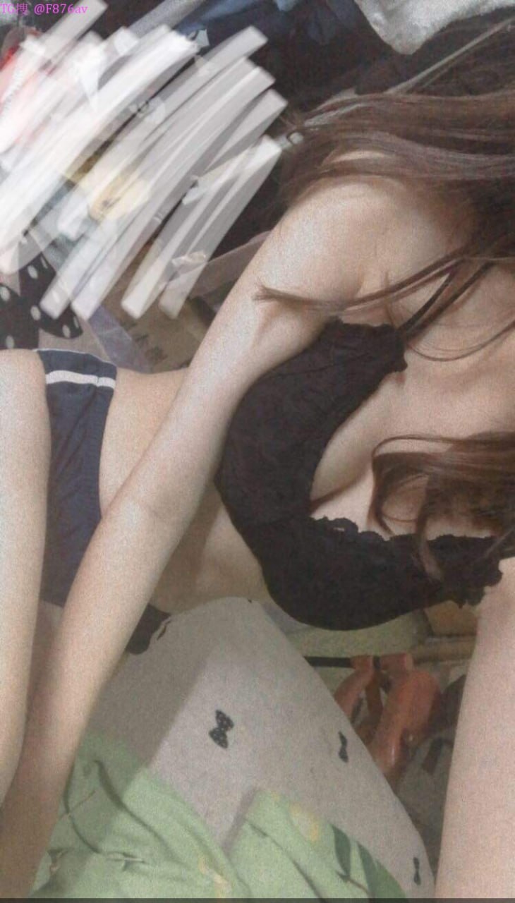 Nhét cặc vào lồn chị gái bị kẹt dưới gầm giường